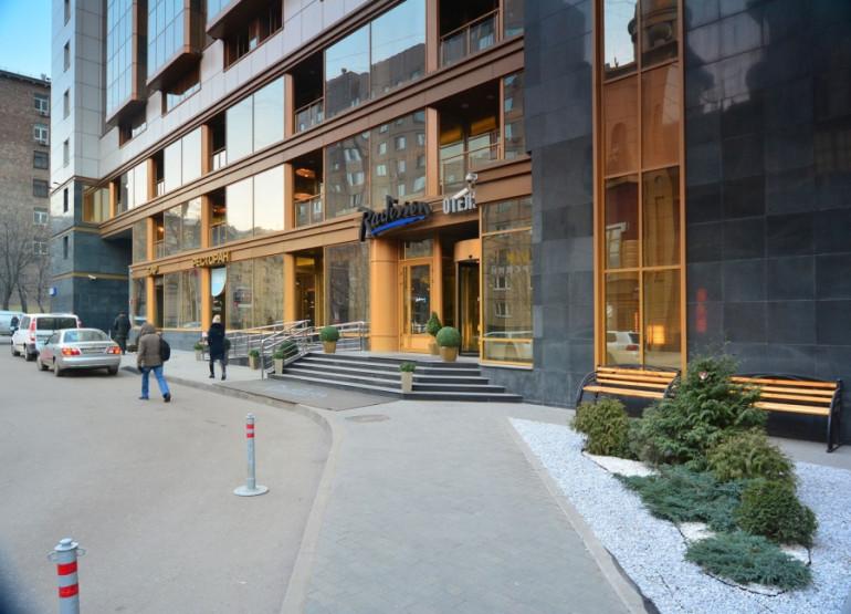 Radisson Blu Belorusskaya: Вид входной группы снаружи